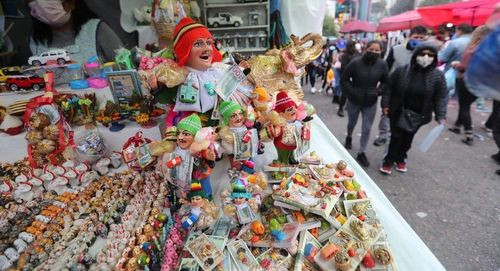 Arrancan las alasitas de Urkupiña: feria de miniaturas para la buena suerte