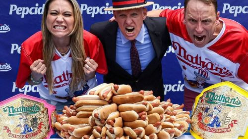 Desafío de comer &#039;Hot Dogs&#039; en  Estados Unidos: comen Más de 60 panchitos en solo 10 minutos