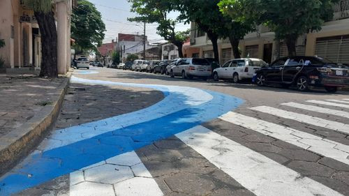 Concejales critican al alcalde por pintar losetas del centro con los colores de la UCS