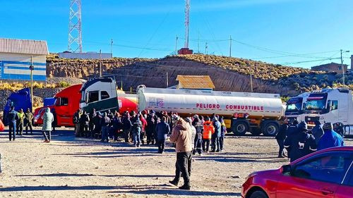 YPFB pide al transporte pesado levantar bloqueo en Tambo Quemado para internar diésel al país