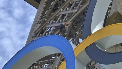 Clausuran la Torre Eiffel tras intento de escalada por un hombre sin arnés