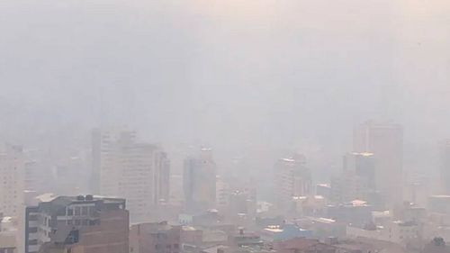 La Paz amanece bajo un grueso manto de humo