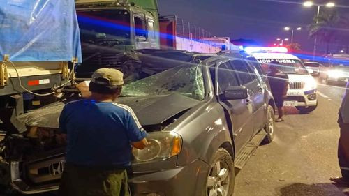 Policía fallece y otro resulta herido en al colisionar con un camión parado