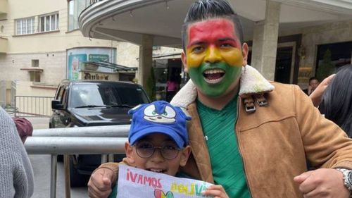 La pasión y el colorido de los hinchas llenan la previa del Bolivia-Paraguay