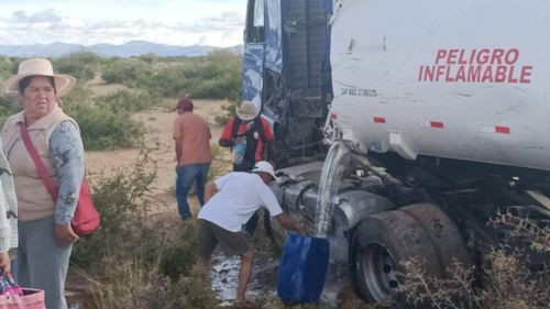 Cisterna es impactada por un camión de carga ocasionando cuantiosa pérdida de diésel, en Villazón