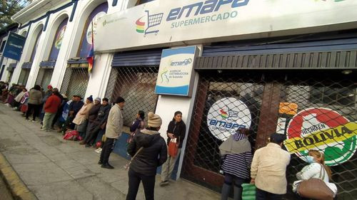 Cierran sucursal de Emapa en la av. Camacho en medio de golpes y reclamos de la población