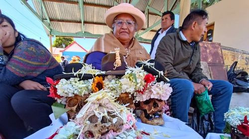 El Alto celebra la festividad de Las Ñatitas: Calaveras protectoras que dan milagros y bendiciones