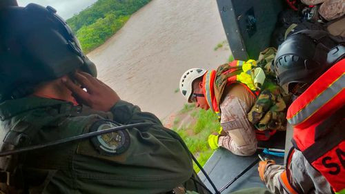 SEARPI emite alerta naranja por crecida en ríos y realiza rescate de personas atrapadas por inundaciones