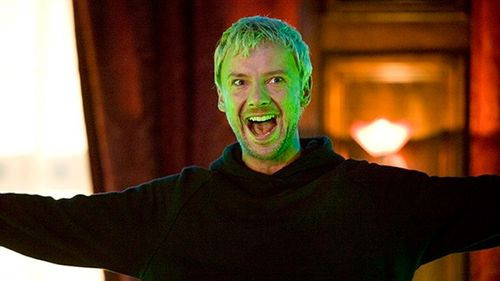 El actor John Simm descubre la verdad sobre su origen en un programa de tv 