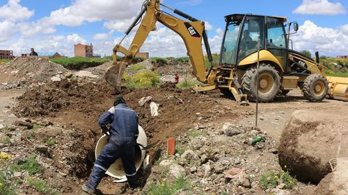 Municipio realiza trabajos de canalización y retiro de escombros en el Distrito 4 para prevenir inundaciones