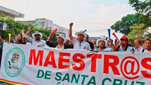 Maestros suspenden clases y salen a las calles en protesta por demandas no atendidas