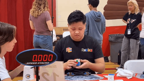 Increíble hazaña: El cubo Rubik  resuelto en solo 3,13 segundos establece un nuevo récord