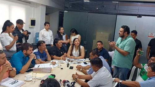 Concejales y transportistas sostienen reunión en busca de solución al paro 