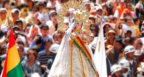 Devoción internacional: peregrinos extranjeros llevan imágenes de la virgen de urkupiña a sus países