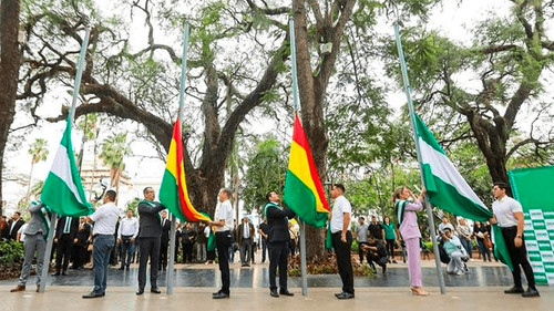 Abucheos y desfiles marcan actos patrios en Bolivia