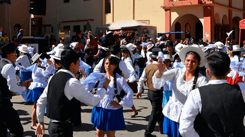 Sacaba celebra el Día de la Cueca con pañuelos y zapateos