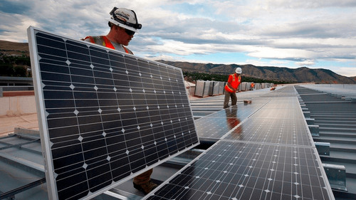 Claudia Sheinbaum impulsa la energía solar en México, pero el petróleo sigue siendo un reto