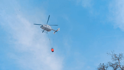 Combaten incendio forestal en San Matías con Helicóptero y Sistema Bambi Bucket